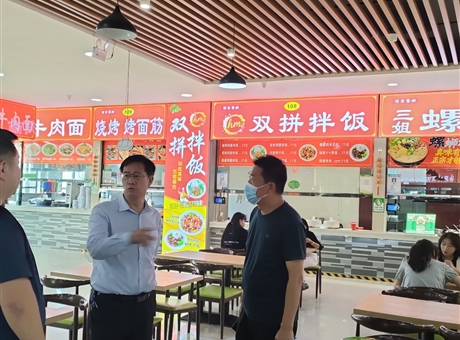 副校长深入食堂检查指导，护航新生就餐“第一餐”