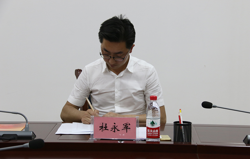 访问期间,杜永军一行参加了学院组织召开的座谈会.