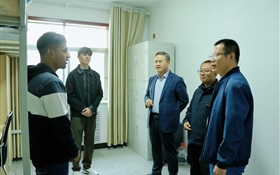 学校领导走访慰问国际学生